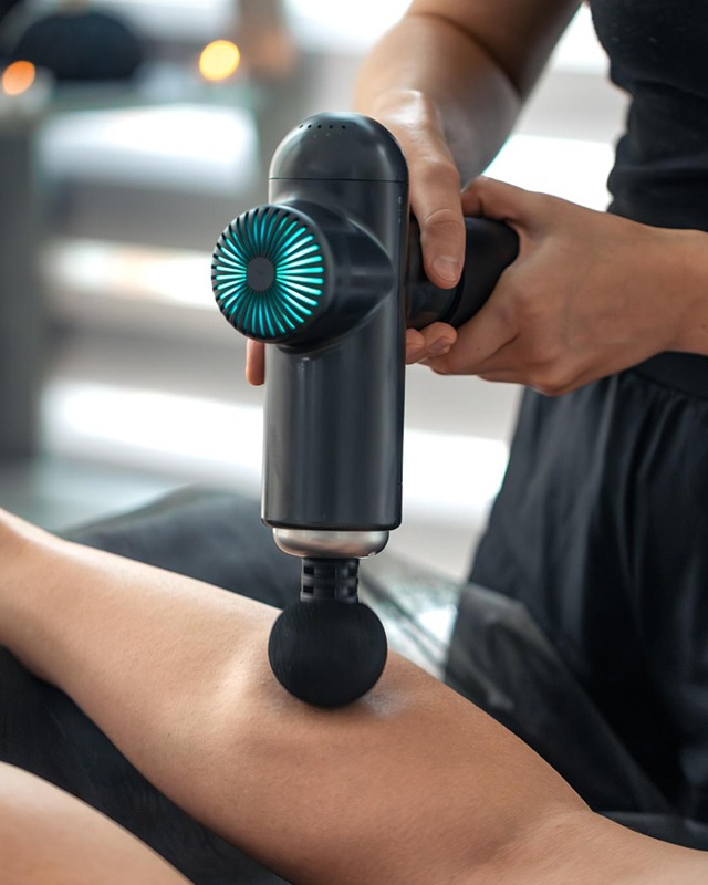 Lockerung der wadenmuskulatur mit massage pistole