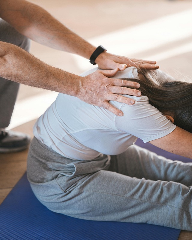 Physiotherapeut bei medizinischer trainingsbegleitung