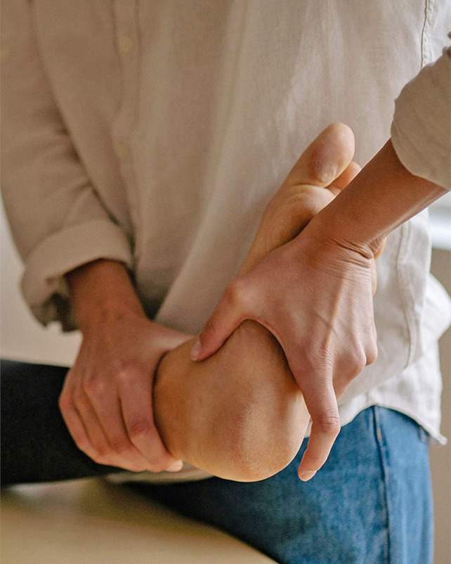 Physiotherapeut macht fussreflexzonen massage